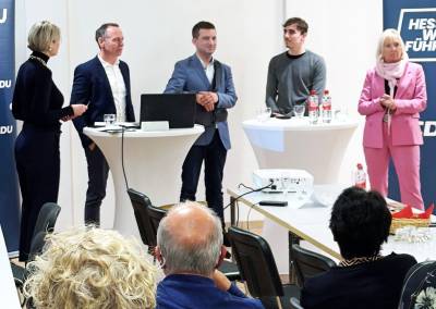 Teilnehmer der Podiumsdiskussion v.l.n.r: Moderatorin Wiebke Marschner, IT-Unternehmer Dieter van Acken, B&uuml;rgermeister Ren&eacute; Kirch, Luis Schwarz (Schulsprecher MPG) und Digitalministerin Prof. Dr. Kristina Sinemus